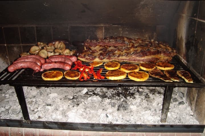Asado argentino en parrilla